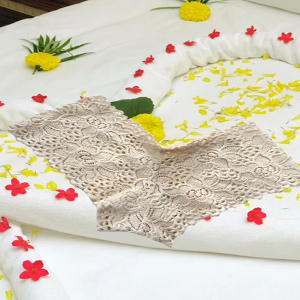 Svudne Sexy Cream Thread Work Boyshort Size M